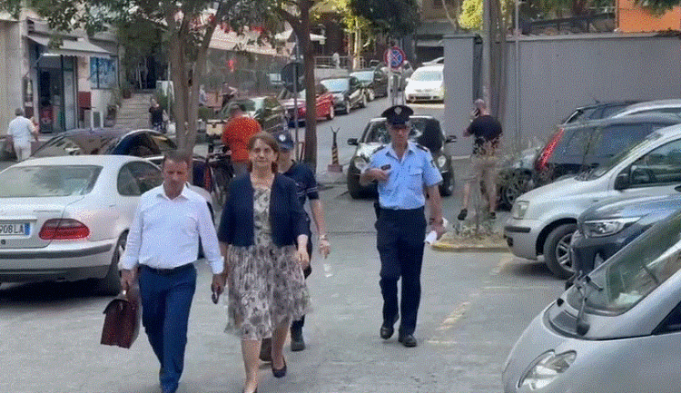 Dosja e SPAK/ Lihet në “arrest shtëpie” ish-gjyqtarja Fetahu, shpërthen në lot në seancë