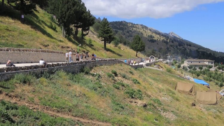 Pelegrinazhi në malin e Tomorrit, mijëra besimtarë bektashinj nisen drejt Teqesë së Kulmakut