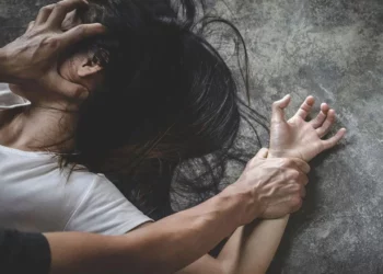 Natë tmerri për çiftin e turistëve! Dy persona tentuan të përdhunonin 19-vjeçaren para të dashurit