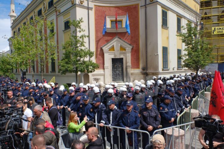 Protesta e opozitës para Bashkisë Tiranë, ja rrugët ku do të ndalohet qarkullimi