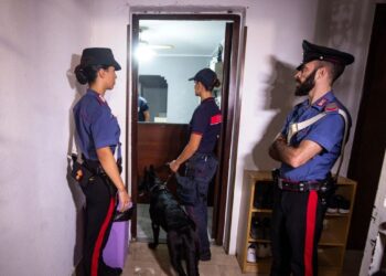 Arrestohet çifti shqiptar në Itali, u kapën me kokainë dhe armë në banesë