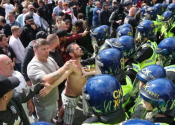 Pas vrasjes së 3 vajzave/ Protesta kundër emigrantëve në Britani, oficerë të plagosur dhe arrestime