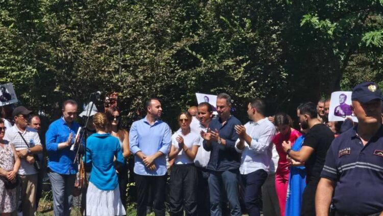 Nis protesta e opozitës para Bashkisë së Tiranës