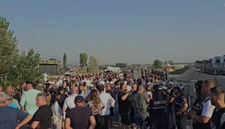 Protestë në aksin Thumanë-Kashar, qindra qytetarë bllokojnë rrugën