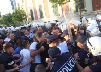 Protesta para bashkisë së Tiranës, ja rrugët që do bllokohen