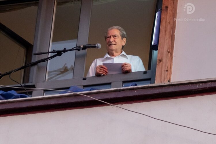 “Do ta paguani shtrenjtë”/ Berisha apel Rrumbullakut: Mos kërcëno protestuesit e Thumanës