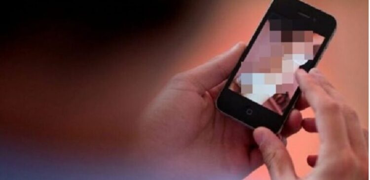 E detyroi të kryejë marrëdhënie duke e kanosur se do t’i publikonte fotot nudo