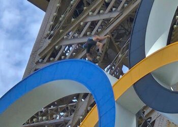 Evakuohet zona e Kullës Eifel, një person ngjitet para ceremonisë mbyllëse të Lojërave Olimpike