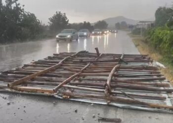 Juglindja e vendit përfshihet nga stuhia dhe reshjet, era e fortë shkul çatitë