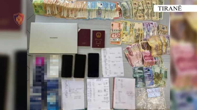 Dy kineze rekrutonin vajza të huaja për prostitucion, njëra në pranga dhe tjetra në kërkim