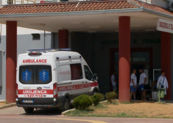 Ra nga shtylla e tensionit të ulët, elektricisti përfundon në Spitalin e Traumës