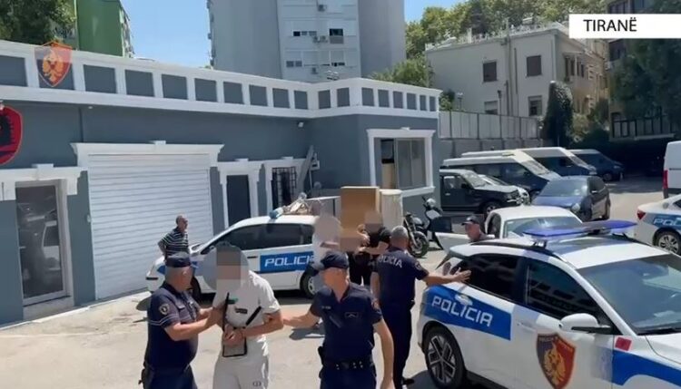 Shantazhonin vajza me video intime për t’iu marrë para, në pranga 2 vëllezër