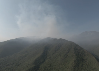 Zjarret në Bulqizë, digjen qindra hektarë në kurorën e Liqenit të Zi
