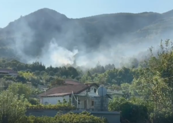Përkeqësohet situata në Kallmet të Lezhës, zjarri afrohet drejt zonave të banuara