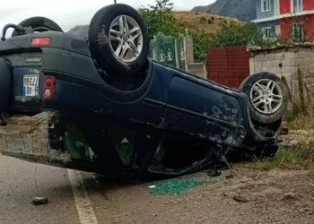 Makina kthehet përmbys në fshatin Dvoran në Korçë, drejtuesi i mjetit mbetet i bllokuar brenda
