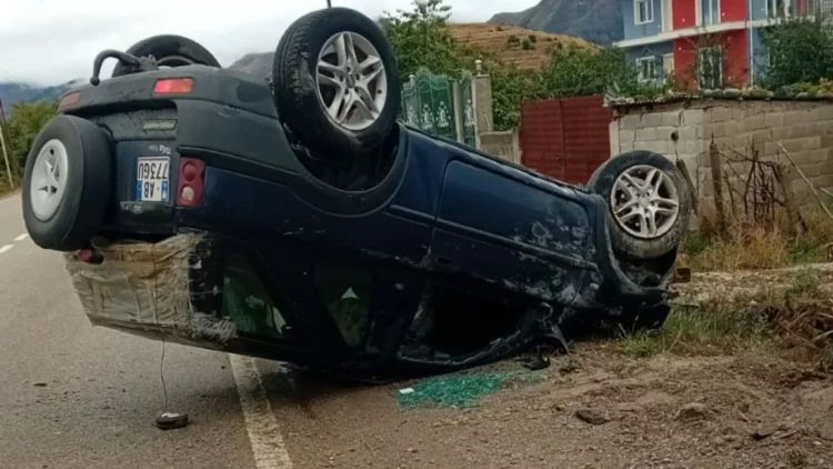 Makina kthehet përmbys në fshatin Dvoran në Korçë, drejtuesi i mjetit mbetet i bllokuar brenda