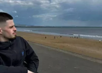 Del nga “shtëpia e barit” për të shijuar bregdetin, 20-vjeçari shqiptar kapet nga policia britanike