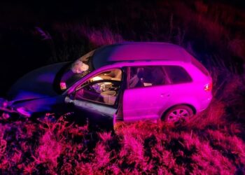 Vetura bie në kanal nga përplasja me një mjet tjetër, shoferi ikën nga vendngjarja