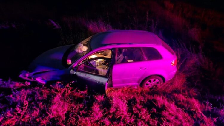 Vetura bie në kanal nga përplasja me një mjet tjetër, shoferi ikën nga vendngjarja