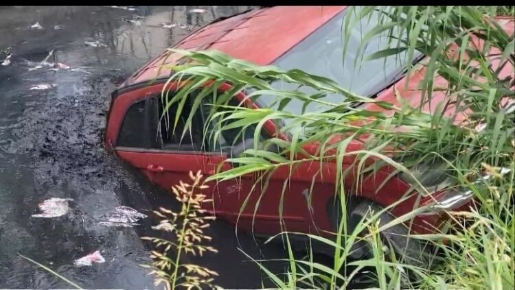 Aksident në Durrës, makina përfundon në kanalin e ujërave të zeza