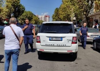 Të shtëna me armë zjarri në Shkodër, qëllohet drejt një “Range Rover-i”/ Shpëton shoferi