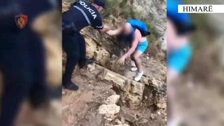 (VIDEO) Policia e Himarës shpëton 2 turistë nga Maqedonia, u bllokuan në Gjirin e Filikurit