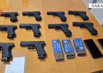 (VIDEO) Zjarrfikësi i Këlcyrës në trafik armësh, kapet me 10 pistoleta që do i shiste në Sarandë