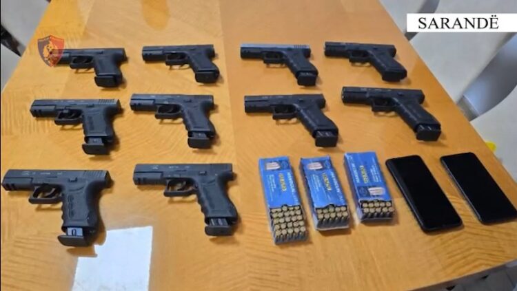 (VIDEO) Zjarrfikësi i Këlcyrës në trafik armësh, kapet me 10 pistoleta që do i shiste në Sarandë