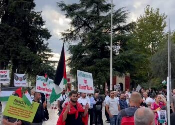 “Shteti Bektashi”/ Shoqatat Islame protestë para Komuniteti Mysliman