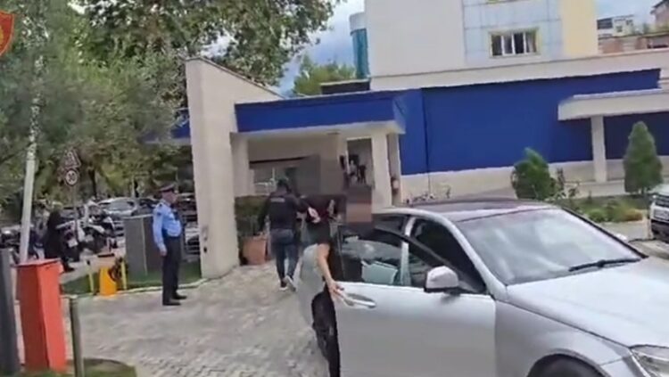 (Emri+video) “Jam Erion Veliaj, më duhen 50 mijë euro”, mashtruesi vihet në pranga teksa po merrte paratë