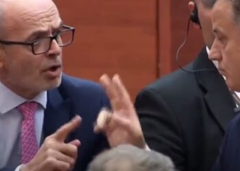 Përplasjet në seancën e Kuvendit, Noka gjuan deputetin e PS, Petro Koçi