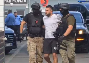 Momenti kur Marklen Haka shoqërohet i prangosur dhe i zbathur