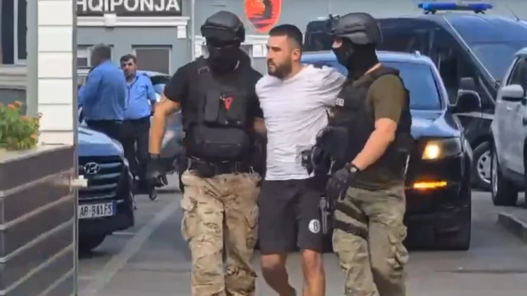 Momenti kur Marklen Haka shoqërohet i prangosur dhe i zbathur