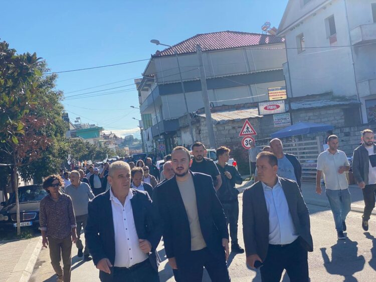 Salianji në krye të protestës së tregtarëve të Belshit: Nëse problemi nuk zgjidhet, do të bllokohet rruga