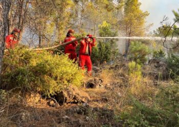 Dërgohet helikopteri, zjarret në Fan dhe Orosh marrin përmasa të mëdha