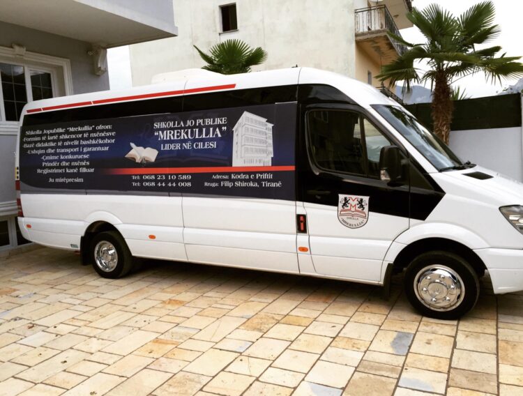 Plagosje brenda shkollës private “Mrekullia” në Tiranë, nxënësi i mitur goditet  me mjet prerës