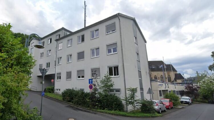 “Do vras kolegët”/ U fut me hanxhar brenda komisariatit, arrestohet shqiptari në Gjermani