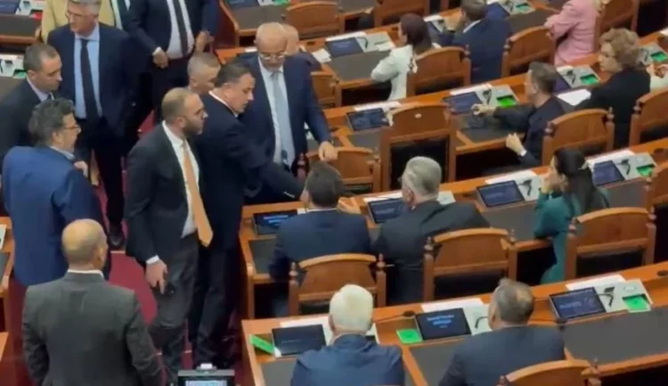 Momente tensioni/ Flamur Noka shkul mikrofonin, përplaset me dy deputetë