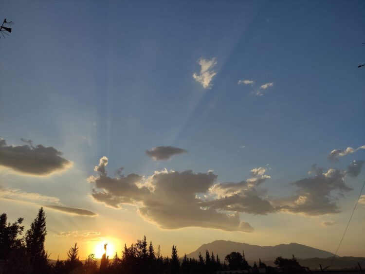 Parashikimi i motit për fundjavën, ja zonat ku pritet të ketë reshje shiu