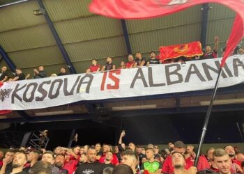 “Kosova është Shqipëri”, tifozët kuqezi shpalosin banderolën në stadium