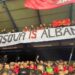 “Kosova është Shqipëri”, tifozët kuqezi shpalosin banderolën në stadium