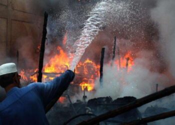 Zjarr në një shkollë në Kenia, humbin jetën 17 nxënës