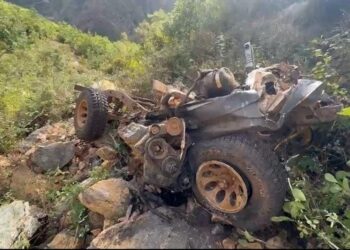 Makina përfundoi në humnerë, PAMJE nga aksidenti me 1 viktimë në Pukë