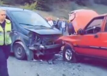 (FOTO) Makinat përplasen “kokë më kokë” në Rrugën e Arbrit, 3 të plagosur