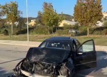 Aksident në hyrje të Vlorës, dy të plagosur pasi një makinë përfundon në kanal