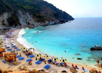 Vitin tjetër shezlongë vetëm për plazhet e hoteleve, reagojnë operatorët turistikë