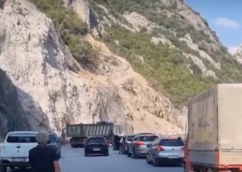 Bllokohet qarkullimi në “Rrugën e Arbrit”, trafik i rënduar për shkak të punimeve tek “Shkalla e Tujanit”