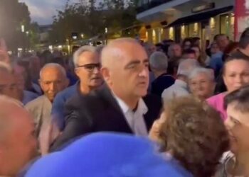 Fredi Beleri pritet me fishekzjarre nga dhjetëra mbështetës në Himarë