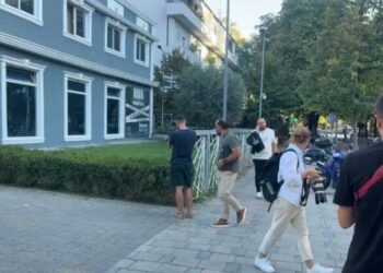 Deputeti pritet të vetëdorëzohet/ Mbërrin në Policinë e Tiranës avokati i Ervin Salianjit