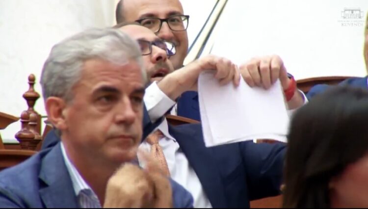 PD gris letrën me mesazhin e Begajt, nis aksioni opozitar në Kuvend